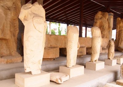Скульптуры в археопарке Китион (Кипр, Ларнака)