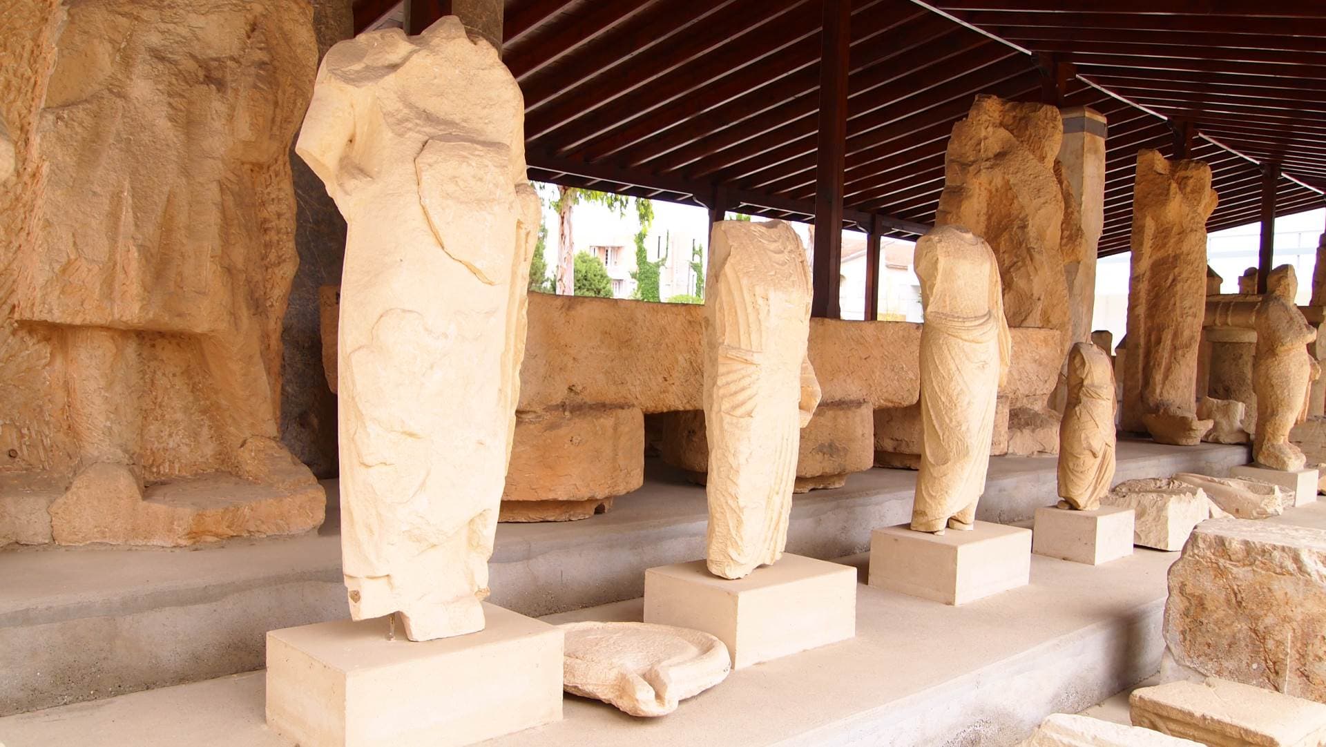 Скульптуры в археопарке Китион (Кипр, Ларнака)