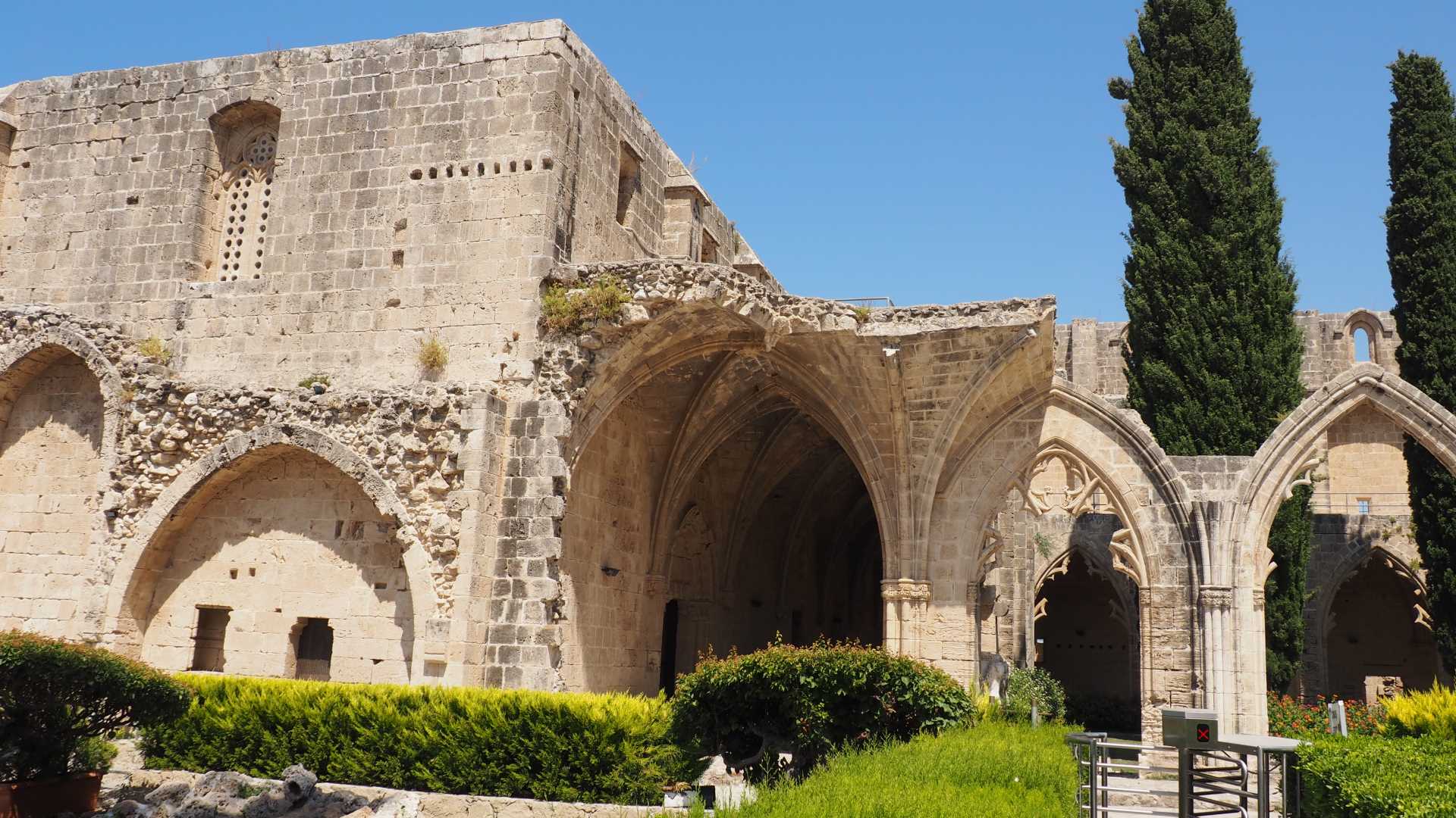Внутренний двор в аббатстве Беллапаис (Кипр)