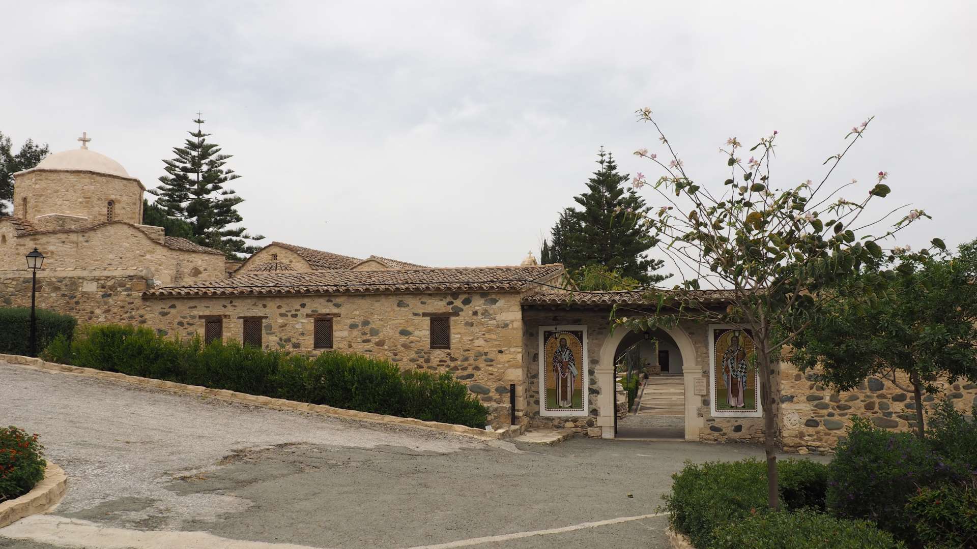 Вход в монастырь Святого Ираклидия (Кипр)