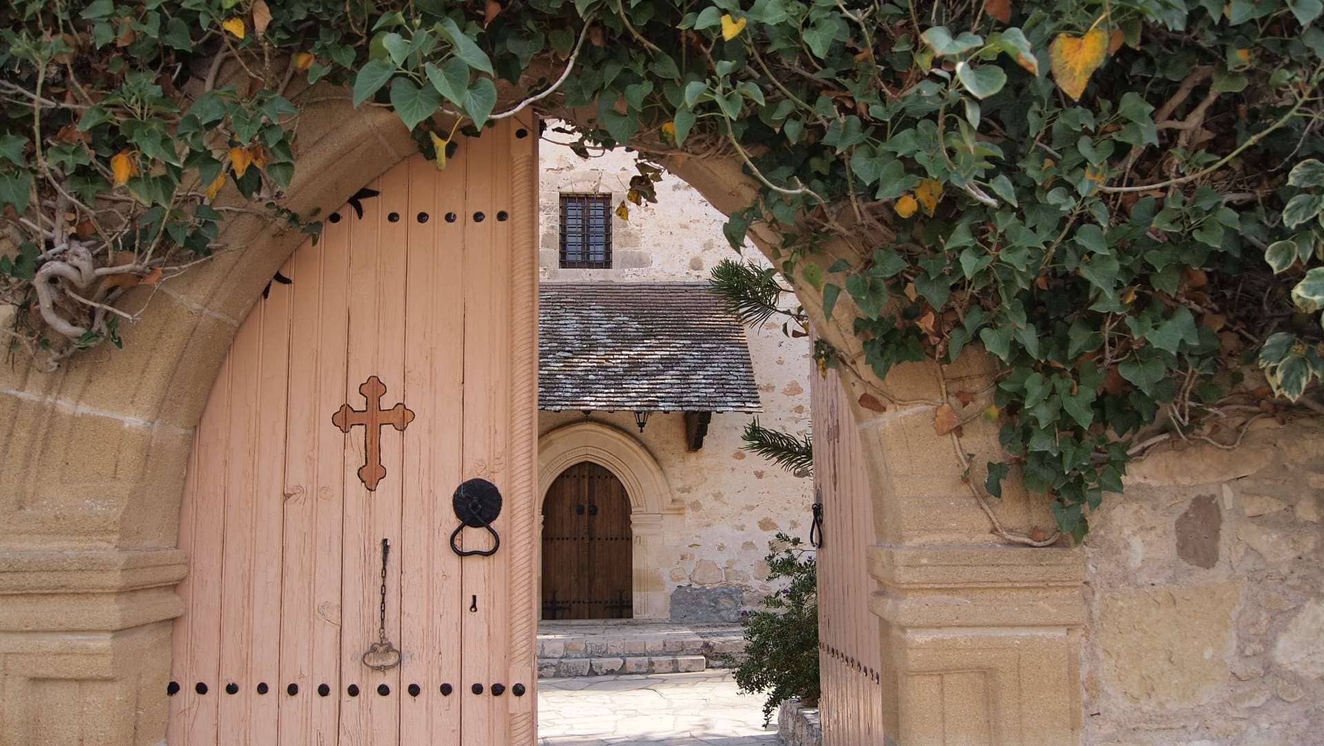 Вход в монастырь Св.Пантелеймона (Кипр)