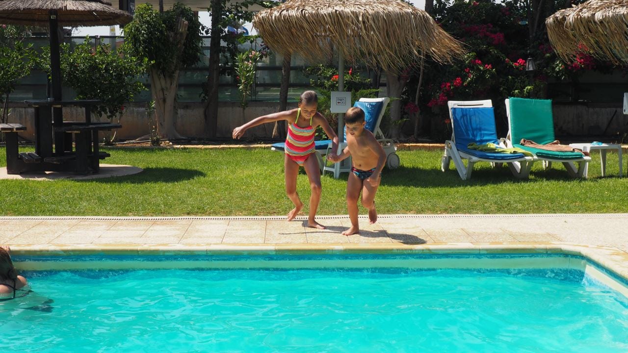 Бассейн в верблюжьем парке (Кипр)