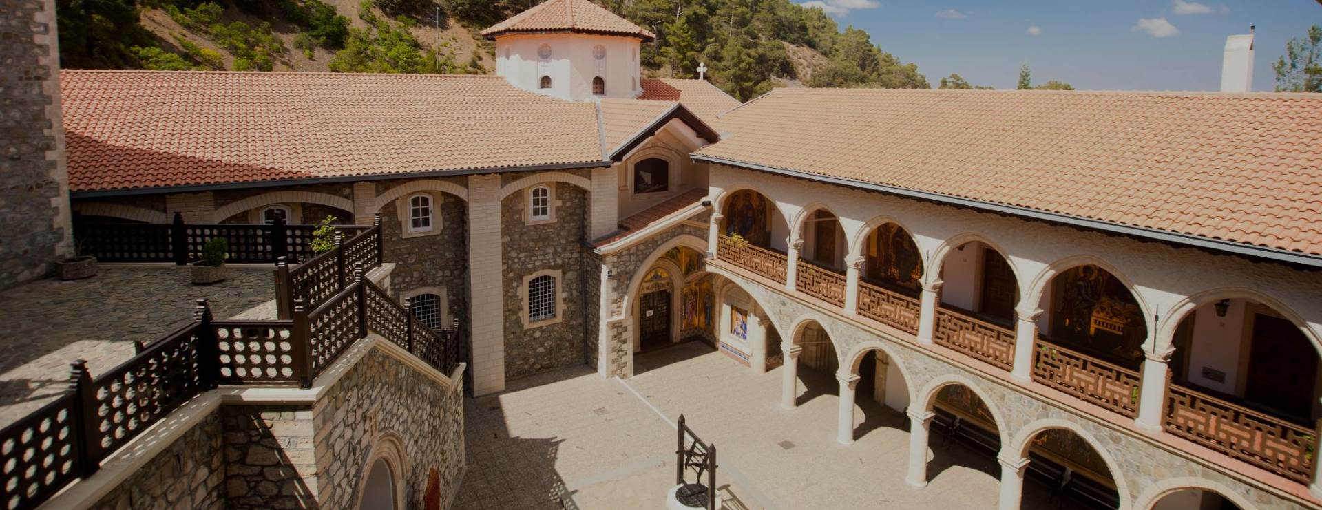 Монастырь Киккос, вход в монастырский храм (Кипр)