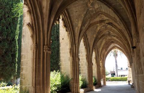 Внутренний двор аббатства Беллапаис (Северный Кипр)