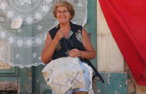 Мастерица-вышивальщица на улице деревни Лефкара (Кипр)