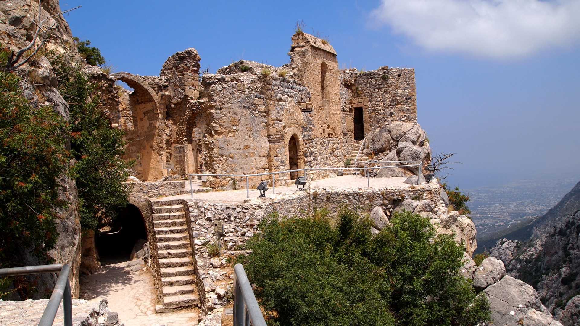 Руины замка Святого Иллариона (Кипр)