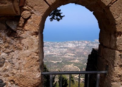 Замок Св.Иллариона, вид на Кирению (Кипр)
