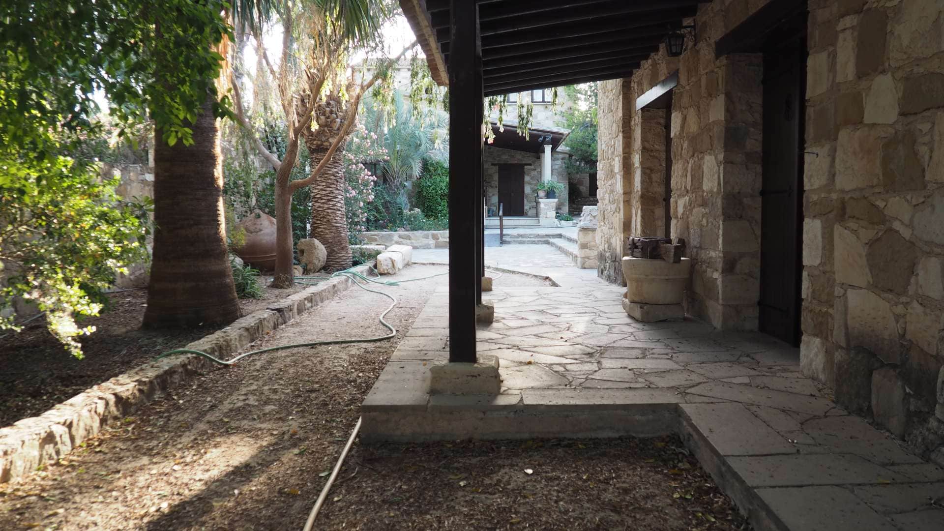 Внутренний двор монастыря Мавровуни (Кипр)