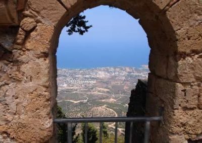 Панорама Кирении из окна замка Св.Иллариона (Кипр)