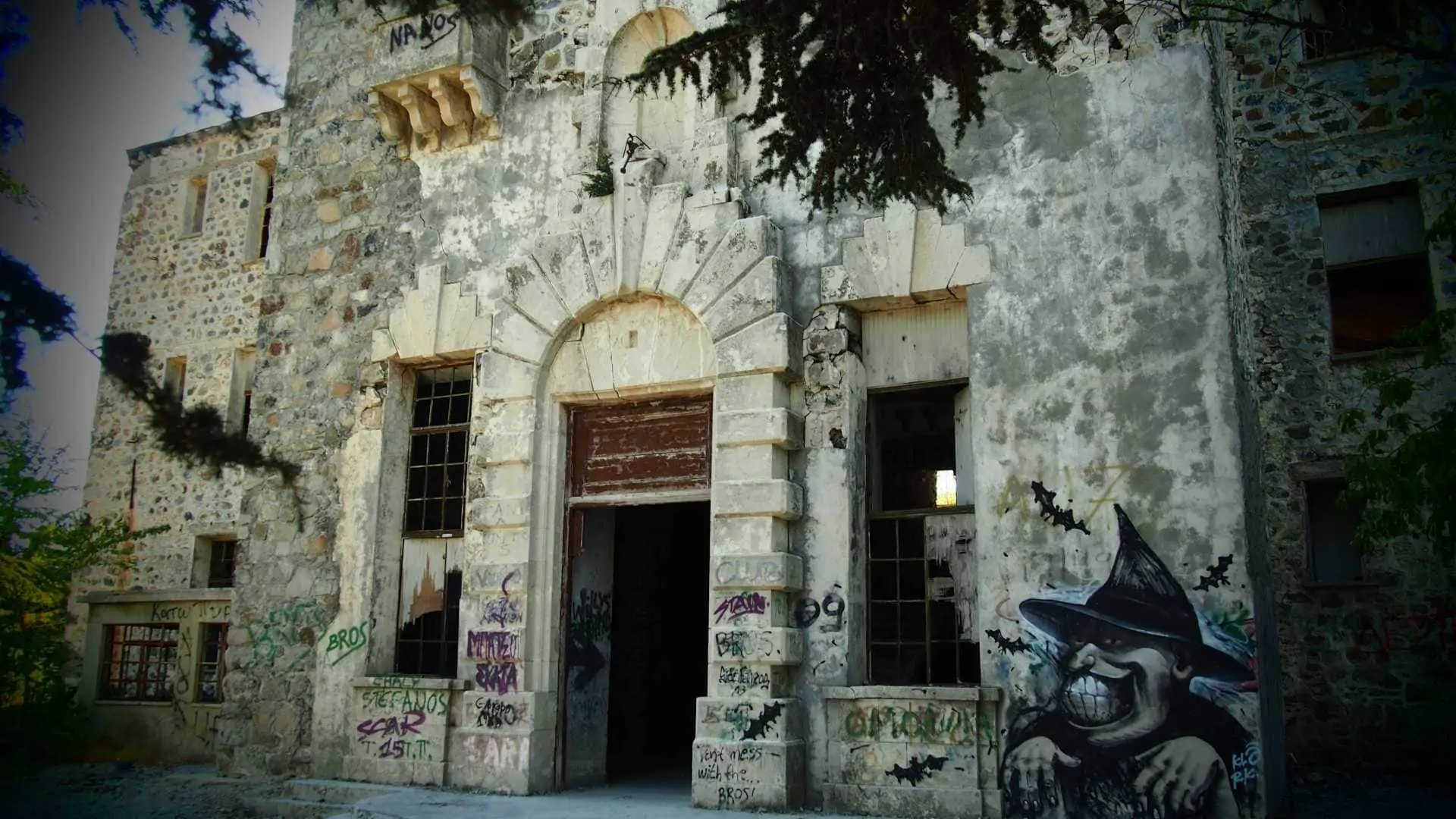 Вход в заброшенный отель Беренгария (Кипр)