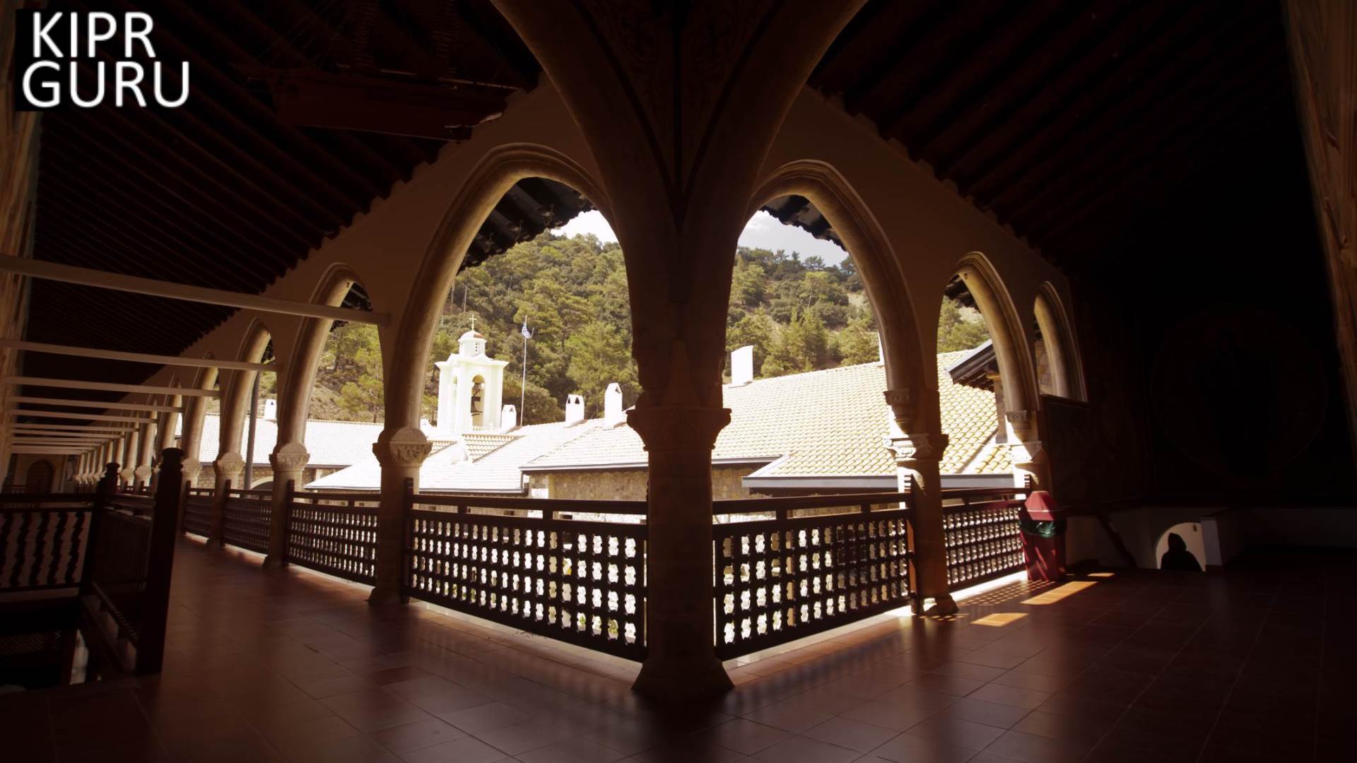 Внутренние галереи монастыря Киккос (Кипр)