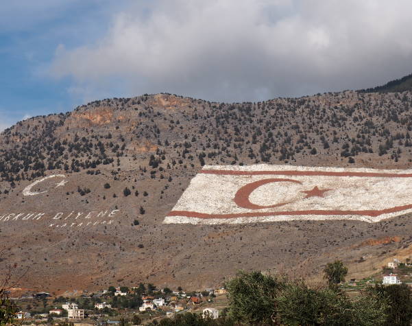 Флаг Турецкой Республики Северного Кипра над Никосией (Кипр)