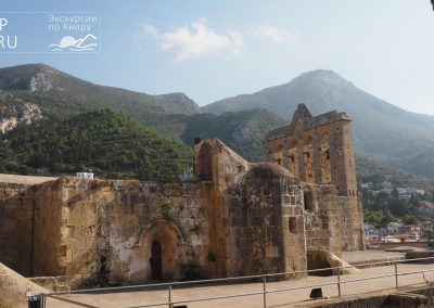 Руины аббатства Беллапаис, вид на Киренийские горы (Кипр)