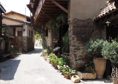 Старая улица в деревне Какопетрия (Кипр)