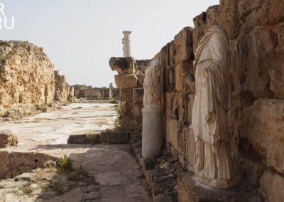 Мраморные статуи в древнем Саламисе (Кипр)