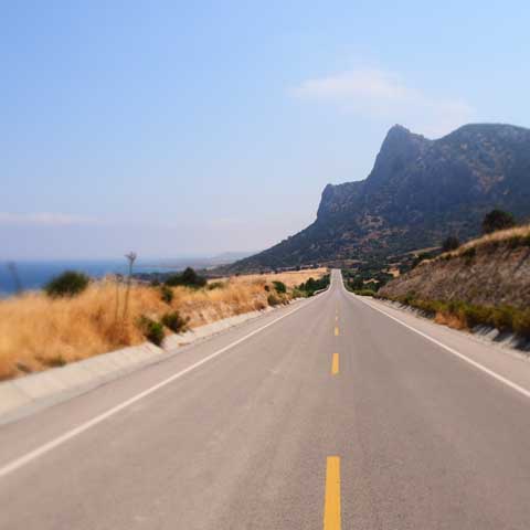 Дорога вдоль северного побережья Кипра