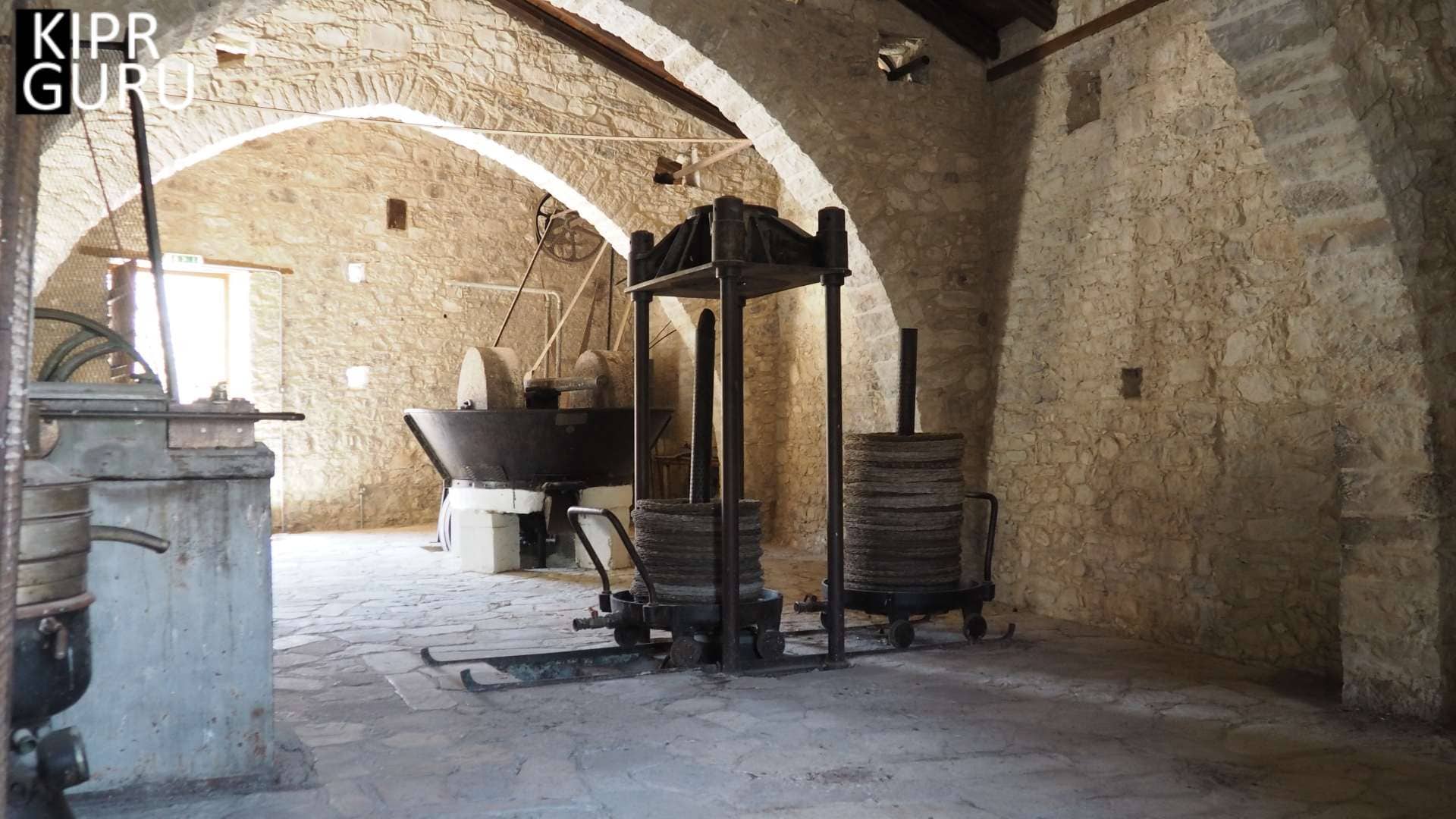 Старинная мельница в деревне Лания (Кипр)